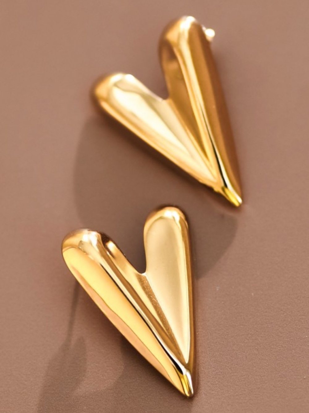 656. 18K gold heart earrings